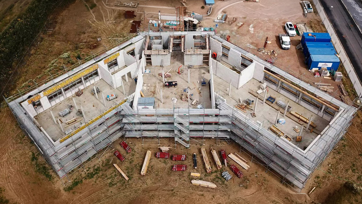 Luftaufnahme einer Baustelle für Wohnungsbau mit Tiefgarage in Hamburg – Statik-Optimierung durch Dipl.-Ing. Omar Gourdalo