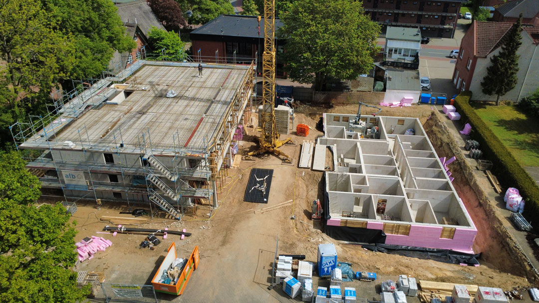Luftaufnahme einer Baustelle von zwei Mehrfamilienhäusern in Kaltenkirchen – Schalungsarbeiten und Rohbau-Tragwerksplanung durch das Ingenieurbüro Gourdalo